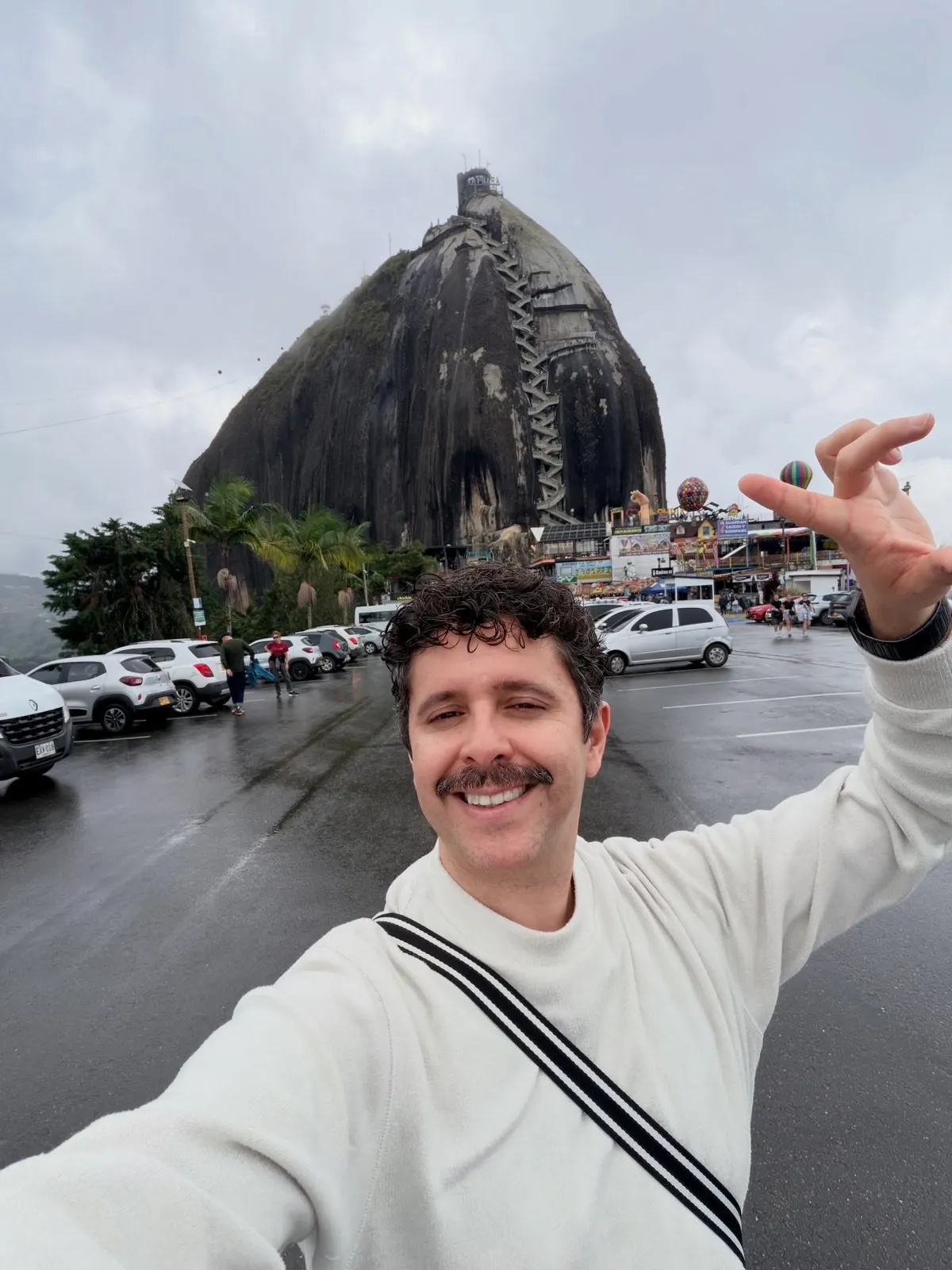 Kamil frente a la Piedra del Peñol en Colombia