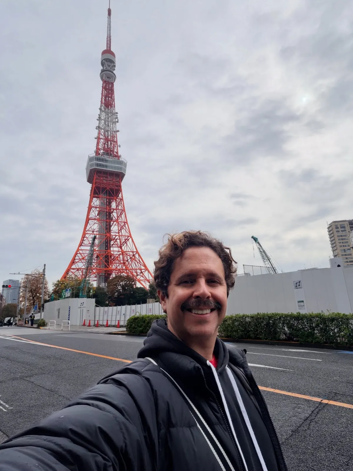 Kamil con la Torre de Tokio al fondo