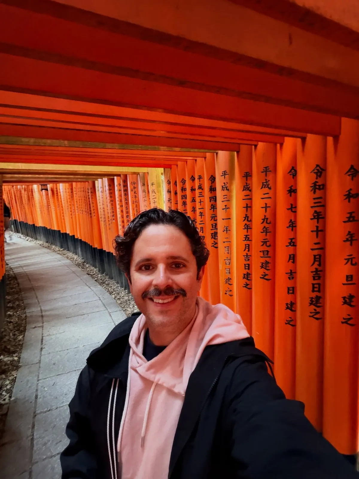 Kamil recorriendo Fushimi Inari en Japón