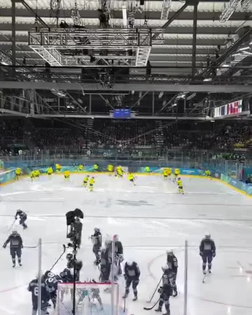 Partido de hockey sobre hielo durante el cumpleaños de Kamil en Milán