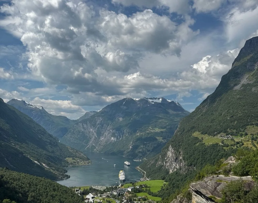 Vista del fiordo de Geiranger durante el viaje de Kamil por Noruega