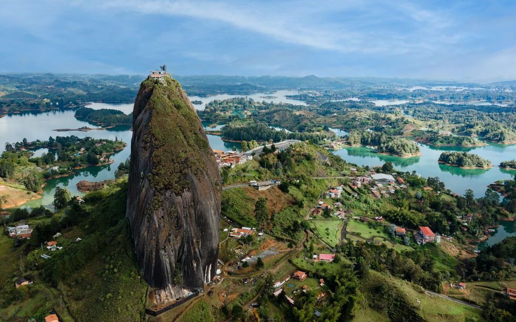 Piedra del Peñol y embalse de Guatapé, Colombia